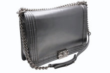 Load image into Gallery viewer, CHANEL シャネル BOY CHANEL ボーイシャネル チェーンショルダーバッグ 16番台 ココマーク カーフスキン シルバー 美品 中古 4b011375