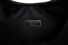 Load image into Gallery viewer, 極美品 PRADA プラダ ホーボー ハンドバッグ MV515 トライアングルロゴ 三角ロゴプレート ナイロン ブラック 中古 4b011423