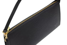 Load image into Gallery viewer, 極美品 LOUIS VUITTON ルイヴィトン ポシェット アクセソワール アクセサリーポーチ M52952 エピ レザー ブラック 美品 中古 4b011389