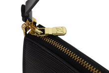 Load image into Gallery viewer, 極美品 LOUIS VUITTON ルイヴィトン ポシェット アクセソワール アクセサリーポーチ M52952 エピ レザー ブラック 美品 中古 4b011389