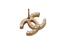 Load image into Gallery viewer, CHANEL シャネル ココマーク ピアス 重量約5.1g 04A刻印 GP メタル ゴールド ブラック 両耳用 美品 中古 65796
