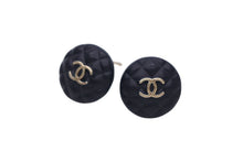 Load image into Gallery viewer, 極美品 CHANEL シャネル ココマーク ピアス 重量約4.2g A19C刻印 キルティングモチーフ GP メタル ネイビー ゴールド 両耳用 中古 4c073512