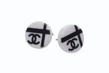 Load image into Gallery viewer, 極美品 CHANEL シャネル ココマーク ラウンドピアス 重量約1.4g 05P刻印 アクリル メタル シルバー ホワイト ブラック 両耳用 中古 61343