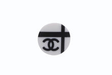 Load image into Gallery viewer, 極美品 CHANEL シャネル ココマーク ラウンドピアス 重量約1.4g 05P刻印 アクリル メタル シルバー ホワイト ブラック 両耳用 中古 61343