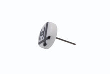 Load image into Gallery viewer, 極美品 CHANEL シャネル ココマーク ラウンドピアス 重量約1.4g 05P刻印 アクリル メタル シルバー ホワイト ブラック 両耳用 中古 61343