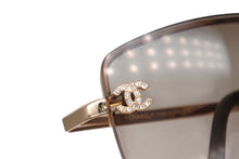 Load image into Gallery viewer, 極美品 CHANEL シャネル サングラス アイウェア 4093-B c.125/13 サイズ56□16 130 ココマーク ラインストーン ブラウン 中古 4b011519