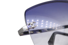Load image into Gallery viewer, CHANEL シャネル リムレス サングラス アイウェア サイズ53◻︎16 120 ココマーク ブルー 美品 中古 4b011521