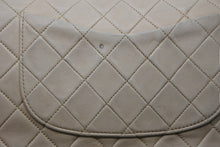 Load image into Gallery viewer, CHANEL シャネル マトラッセ23 Wフラップ Wチェーンショルダーバッグ 2番台 ラムスキン ココマーク ベージュ ゴールド金具 美品 中古 4b011543