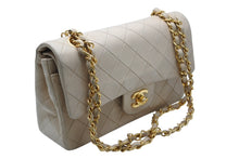 Load image into Gallery viewer, CHANEL シャネル マトラッセ23 Wフラップ Wチェーンショルダーバッグ 2番台 ラムスキン ココマーク ベージュ ゴールド金具 美品 中古 4b011543