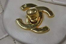 Load image into Gallery viewer, CHANEL シャネル マトラッセ23 Wフラップ Wチェーンショルダーバッグ 2番台 ラムスキン ココマーク ベージュ ゴールド金具 美品 中古 4b011543