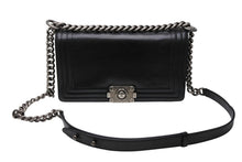 Load image into Gallery viewer, CHANEL シャネル BOY CHANEL ボーイシャネル チェーンショルダーバッグ 15番台 カーフレザー ココマーク ブラック 美品 中古 4b011547