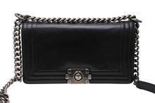 Load image into Gallery viewer, CHANEL シャネル BOY CHANEL ボーイシャネル チェーンショルダーバッグ 15番台 カーフレザー ココマーク ブラック 美品 中古 4b011547