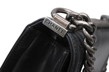 Load image into Gallery viewer, CHANEL シャネル BOY CHANEL ボーイシャネル チェーンショルダーバッグ 15番台 カーフレザー ココマーク ブラック 美品 中古 4b011547