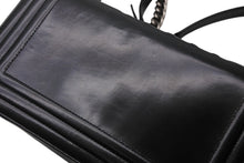 Load image into Gallery viewer, CHANEL シャネル BOY CHANEL ボーイシャネル チェーンショルダーバッグ 15番台 カーフレザー ココマーク ブラック 美品 中古 4b011547
