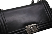 Load image into Gallery viewer, CHANEL シャネル BOY CHANEL ボーイシャネル チェーンショルダーバッグ 15番台 カーフレザー ココマーク ブラック 美品 中古 4b011547