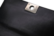 Load image into Gallery viewer, CHANEL シャネル BOY CHANEL ボーイシャネル チェーンショルダーバッグ 15番台 カーフレザー ココマーク ブラック 美品 中古 4b011547