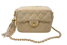 Load image into Gallery viewer, CHANEL シャネル チェーンショルダーバッグ 2番台 ココマーク スウェード ベージュ フリンジ ゴールド金具 美品 中古 4b011576