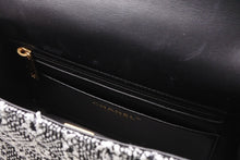 Load image into Gallery viewer, 極美品 CHANEL シャネル ミニマトラッセ20 チェーンショルダーバッグ AS4384 ランダム番台 ココマーク ツイード ゴールド金具 中古 4b011588