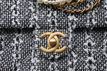 Load image into Gallery viewer, 極美品 CHANEL シャネル ミニマトラッセ20 チェーンショルダーバッグ AS4384 ランダム番台 ココマーク ツイード ゴールド金具 中古 4b011588