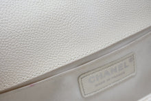 Load image into Gallery viewer, CHANEL シャネル BOY CHANEL25 ボーイシャネル25 チェーンショルダーバッグ 25番台 ココマーク キャビアスキン アイボリー 美品 中古 4b011589