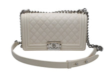 Load image into Gallery viewer, CHANEL シャネル BOY CHANEL25 ボーイシャネル25 チェーンショルダーバッグ 25番台 ココマーク キャビアスキン アイボリー 美品 中古 4b011589