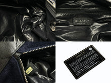 Load image into Gallery viewer, 極美品 CHANEL シャネル エンブロイダリー ワンショルダーバッグ 26番台 ネイビー ブルー ウール レザー シルバー金具 中古 4b011595