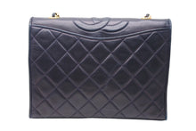 Load image into Gallery viewer, CHANEL シャネル ココマーク マトラッセ ショルダーバッグ 1番台 ネイビー ラムスキン ゴールド金具 中古 4b011684
