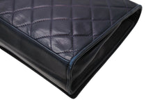 Load image into Gallery viewer, CHANEL シャネル ココマーク マトラッセ ショルダーバッグ 1番台 ネイビー ラムスキン ゴールド金具 中古 4b011684