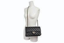 Load image into Gallery viewer, CHANEL シャネル マトラッセ 25 Wフラップ Wチェーン ショルダーバッグ ブラック ラムスキン 18番台 ゴールド金具 美品 中古 4b011631