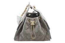 Load image into Gallery viewer, 新品未使用 CHANEL シャネル CHANEL 25 スモール チェーンショルダーバッグ AS5293 ランダム番台 ココマーク グレージュ 中古 4b011820
