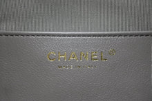 Load image into Gallery viewer, 新品未使用 CHANEL シャネル CHANEL 25 スモール チェーンショルダーバッグ AS5293 ランダム番台 ココマーク グレージュ 中古 4b011820