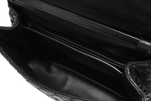Load image into Gallery viewer, 新品同様品 BOTTEGAVENETA ボッテガヴェネタ イントレチャート ショルダーバッグ 600519VCPP1 ブラック レザー シルバー金具 中古 4b011640