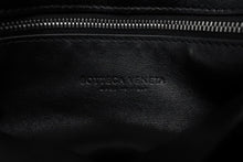 Load image into Gallery viewer, 新品同様品 BOTTEGAVENETA ボッテガヴェネタ イントレチャート ショルダーバッグ 600519VCPP1 ブラック レザー シルバー金具 中古 4b011640