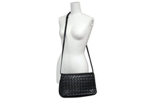 Load image into Gallery viewer, 新品同様品 BOTTEGAVENETA ボッテガヴェネタ イントレチャート ショルダーバッグ 600519VCPP1 ブラック レザー シルバー金具 中古 4b011640