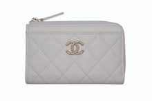 Load image into Gallery viewer, 新品同様 CHANEL シャネル ビジュー フラグメントケース ランダム番台 カードケース ホワイト ラムスキン ココマーク AP4731 ゴールド金具 中古 4b011827