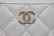 Load image into Gallery viewer, 新品同様 CHANEL シャネル ビジュー フラグメントケース ランダム番台 カードケース ホワイト ラムスキン ココマーク AP4731 ゴールド金具 中古 4b011827