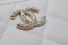Load image into Gallery viewer, 新品同様 CHANEL シャネル ビジュー フラグメントケース ランダム番台 カードケース ホワイト ラムスキン ココマーク AP4731 ゴールド金具 中古 4b011827