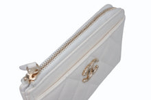 Load image into Gallery viewer, 新品同様 CHANEL シャネル ビジュー フラグメントケース ランダム番台 カードケース ホワイト ラムスキン ココマーク AP4731 ゴールド金具 中古 4b011827