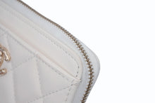 Load image into Gallery viewer, 新品同様 CHANEL シャネル ビジュー フラグメントケース ランダム番台 カードケース ホワイト ラムスキン ココマーク AP4731 ゴールド金具 中古 4b011827