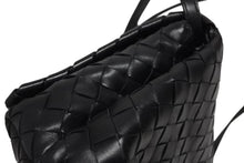 Load image into Gallery viewer, 新品同様品 BOTTEGAVENETA ボッテガヴェネタ イントレチャート ショルダーバッグ 600519VCPP1 ブラック レザー シルバー金具 中古 4b011640