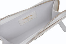 Load image into Gallery viewer, 新品同様 CHANEL シャネル ビジュー フラグメントケース ランダム番台 カードケース ホワイト ラムスキン ココマーク AP4731 ゴールド金具 中古 4b011827