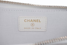 Load image into Gallery viewer, 新品同様 CHANEL シャネル ビジュー フラグメントケース ランダム番台 カードケース ホワイト ラムスキン ココマーク AP4731 ゴールド金具 中古 4b011827