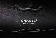 Load image into Gallery viewer, CHANEL シャネル マトラッセ25 Wフラップ Wチェーンショルダーバッグ AO1112 13番台 キャビアスキン シルバー金具 美品 中古 4b011651