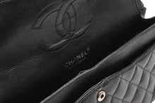 Load image into Gallery viewer, CHANEL シャネル マトラッセ25 Wフラップ Wチェーンショルダーバッグ AO1112 11番台 キャビアスキン シルバー金具 美品 中古 4b011650