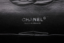 Load image into Gallery viewer, CHANEL シャネル マトラッセ25 Wフラップ Wチェーンショルダーバッグ AO1112 11番台 キャビアスキン シルバー金具 美品 中古 4b011650