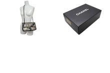 Load image into Gallery viewer, CHANEL シャネル マトラッセ25 Wフラップ Wチェーンショルダーバッグ A01112 21番台 ニュースペーパー ココマーク ラムスキン 美品 中古 4b011652