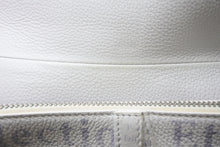 Load image into Gallery viewer, Christian Dior×Daniel Arsham クリスチャンディオール ニュースペーパー サドル ショルダーバッグ 06-BO-1119 ホワイト カーフスキンシルバー金具 美品 中古 4b011369