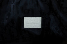 Load image into Gallery viewer, Christian Dior×Daniel Arsham クリスチャンディオール ニュースペーパー サドル ショルダーバッグ 06-BO-1119 ホワイト カーフスキンシルバー金具 美品 中古 4b011369
