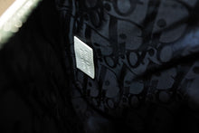Load image into Gallery viewer, Christian Dior×Daniel Arsham クリスチャンディオール ニュースペーパー サドル ショルダーバッグ 06-BO-1119 ホワイト カーフスキンシルバー金具 美品 中古 4b011369