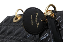 Load image into Gallery viewer, 極美品 Christian Dior クリスチャンディオール レディディオール ラージ カナージュ 2WAY ハンドバッグ 16-BO-0161 ブラック パテントレザー エナメル ゴールド金具 中古 4b011376